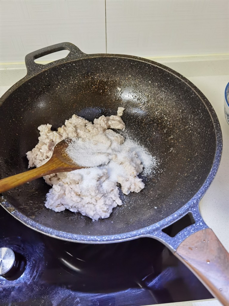 宅家美食——潮汕小吃芋泥白果,倒入足量的白糖,继续翻炒到收干抱团,加入一旁备用的白果,炒到粘稠度刚刚好就可以关火了。