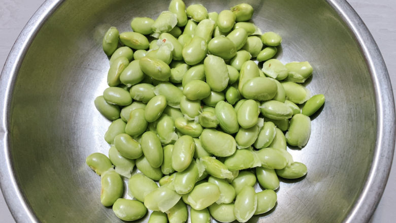 萝卜干炒毛豆,将毛豆去壳剥开,留出毛豆仁。