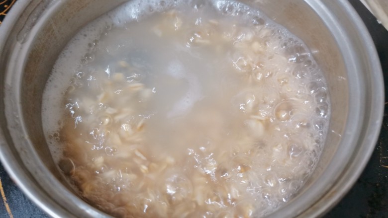 牛奶燕麦粥,锅里加入适量清水,把麦片放入大火煮开