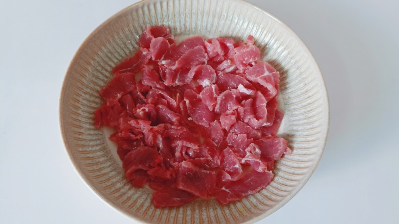 牛肉粉丝煲,<a style='color:red;display:inline-block;' href='/shicai/ 216'>牛肉</a>横着切成细丝。