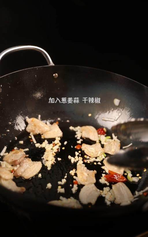 糟辣干锅土豆片,放入葱姜、干辣椒翻炒,加入几大勺辣椒酱,翻炒均匀