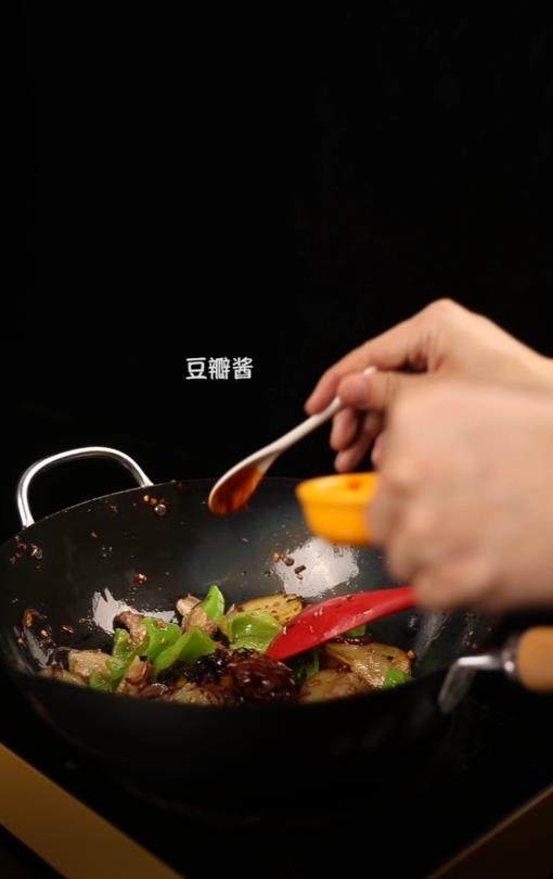 糟辣干锅土豆片,翻炒均匀后开始调味,2勺生抽、1勺耗油、半勺糖