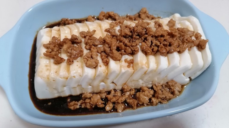 过桥豆腐,将炒好的肉末连同酱汁浇在豆腐及其周围