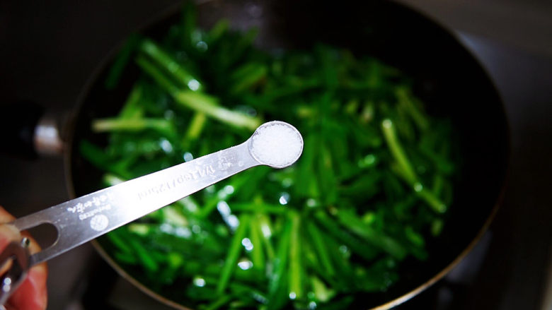 韭菜炒虾米,加盐调味,翻炒均匀。
