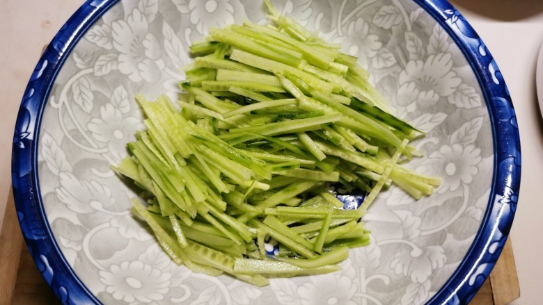 黄瓜凉拌金针菇,放入拌菜盆里。