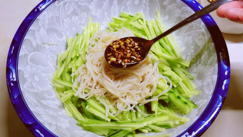 黄瓜凉拌金针菇,倒入调好的料汁。