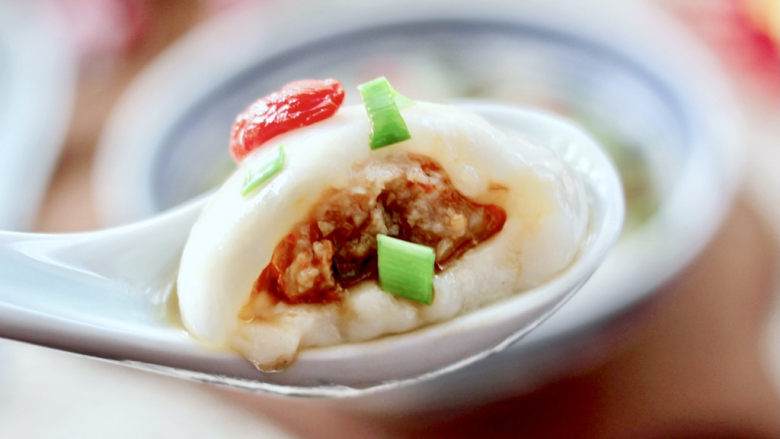 虾仁胡萝卜大汤圆,盛到碗里,撒上葱花和枸杞,开吃吧!软糯Q弹鲜香味浓郁,好吃极了!