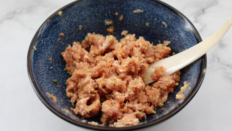 虾仁胡萝卜大汤圆,把所有调料食材混合顺时针方向搅拌上劲,馅料就做好了。