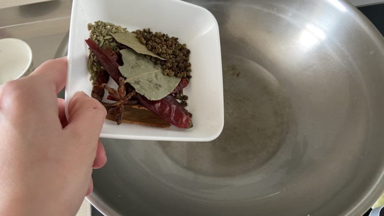 麻辣豆皮➕金针菇麻辣豆皮,热锅冷油,下香料,小火煸炒出香味