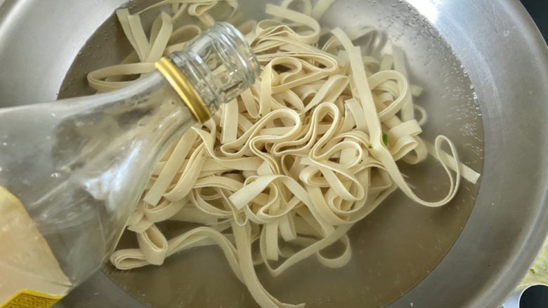 麻辣豆皮➕金针菇麻辣豆皮,加一汤匙<a style='color:red;display:inline-block;' href='/shicai/ 718'>料酒</a>,煮一分钟