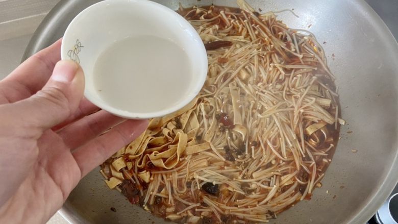 麻辣豆皮➕金针菇麻辣豆皮,开盖,加入三汤匙水淀粉勾芡,中大火收汁