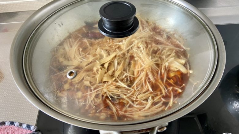 麻辣豆皮➕金针菇麻辣豆皮,煮开后,小火炖煮3分钟