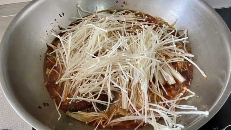 麻辣豆皮➕金针菇麻辣豆皮,开盖,加入金针菇