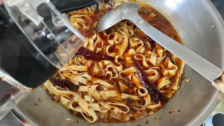 麻辣豆皮➕金针菇麻辣豆皮,调味:加入一汤匙<a style='color:red;display:inline-block;' href='/shicai/ 788'>生抽</a>