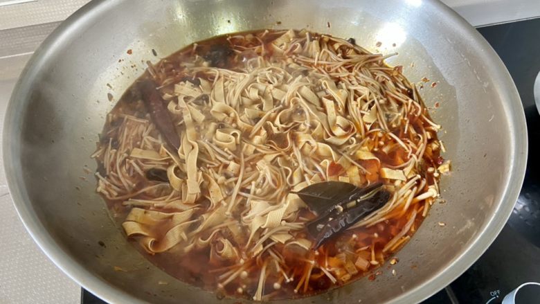 麻辣豆皮➕金针菇麻辣豆皮,收到汤汁浓郁,可以尝下味道,如果觉得淡,可以补充少许食盐。