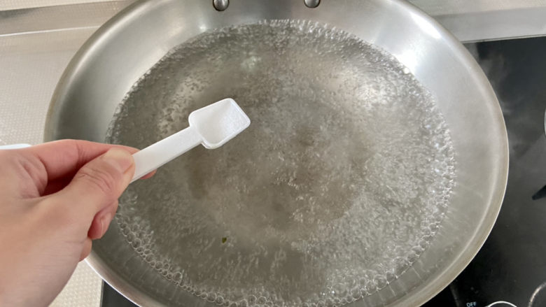 鸭血豆腐汤,坐锅烧水,水开加少许食盐