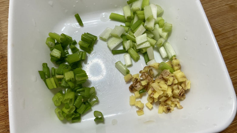鸭血豆腐汤,小葱分葱白葱叶分开切末,姜切末