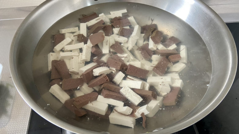 鸭血豆腐汤,下鸭血豆腐,煮一分钟