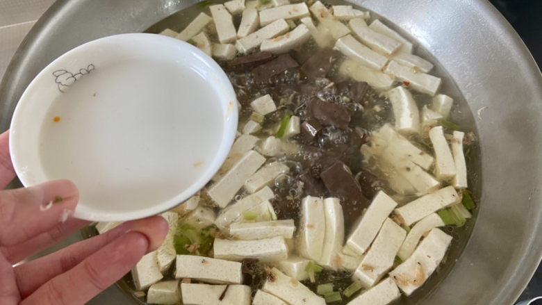 鸭血豆腐汤,开盖,转中大火,加入三汤匙水淀粉收汁,以免汤汁太过寡淡,尝下咸淡,如果觉得淡,可以添加少许盐