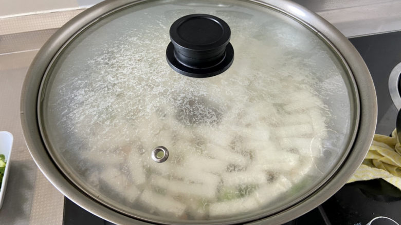 鸭血豆腐汤,加盖,小火炖煮5分钟