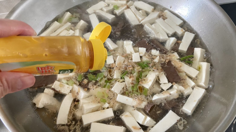 鸭血豆腐汤,调味:一茶匙太太乐鸡汁