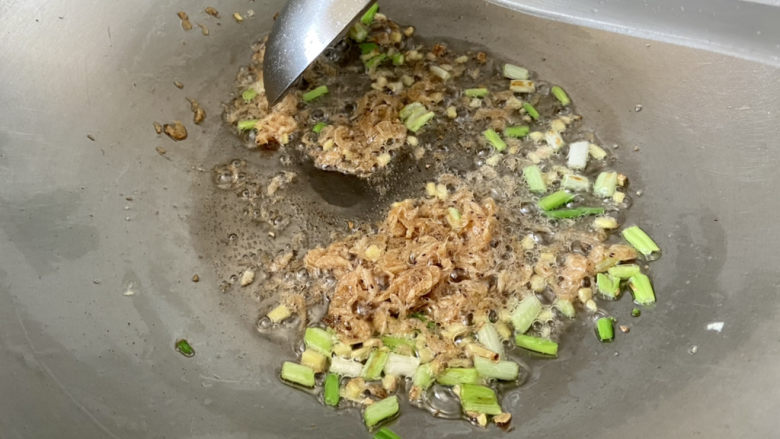 鸭血豆腐汤,下虾皮,小火煸炒半分钟