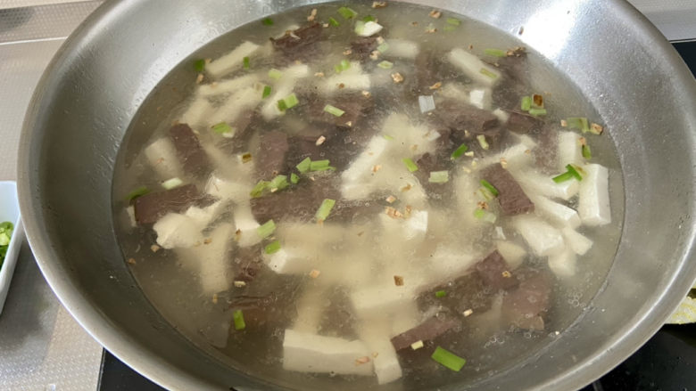 鸭血豆腐汤,下鸭血豆腐,加入适量热水煮开