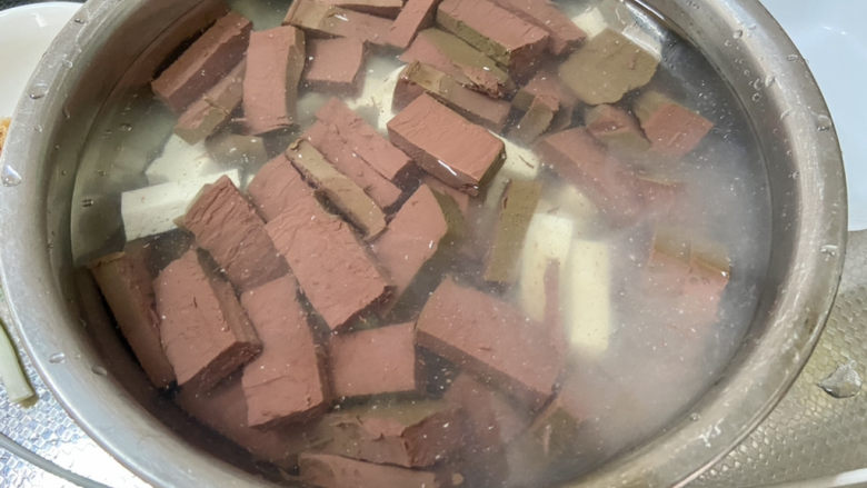 鸭血豆腐汤,清水浸泡十分钟,有助于去除腥味杂质