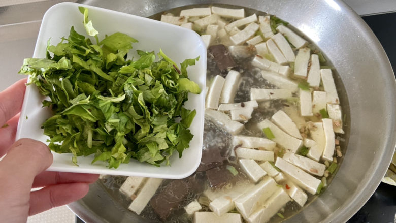 鸭血豆腐汤,加入芹菜叶煮十来秒,关火