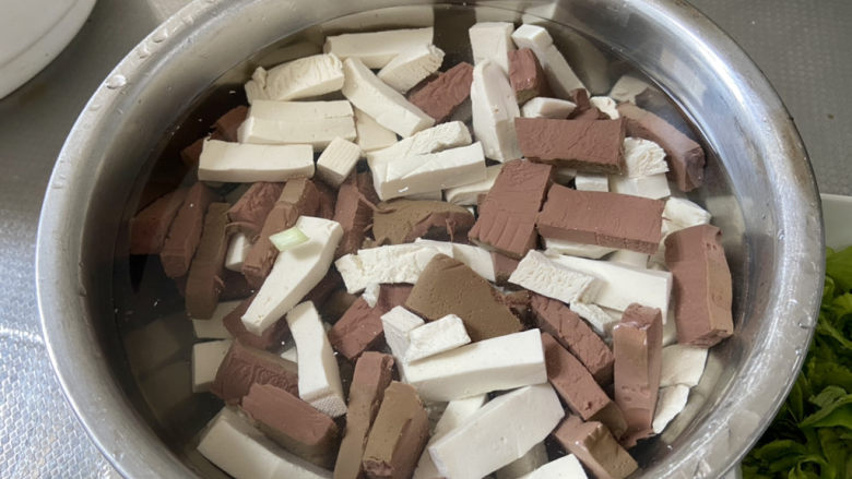 鸭血豆腐汤,捞出过凉水,备用