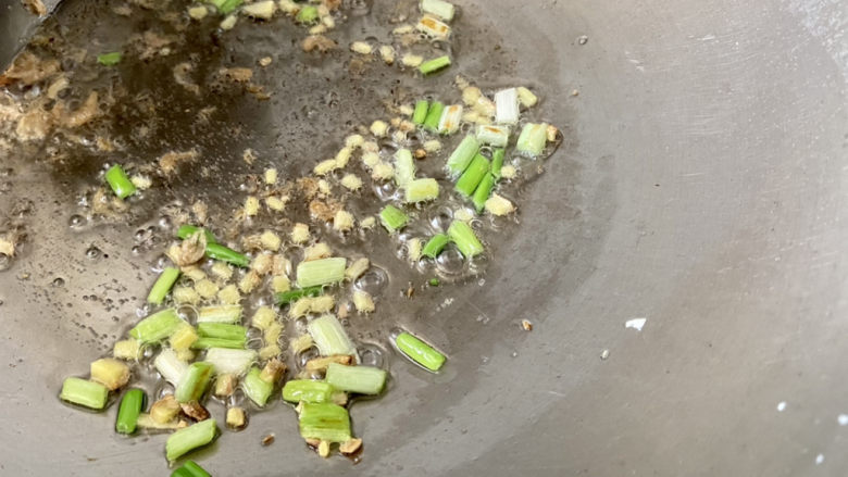 鸭血豆腐汤,热锅凉油,下姜末葱白,小火煸香
