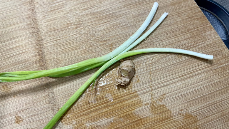 鸭血豆腐汤,小葱择好洗净,姜搓洗干净