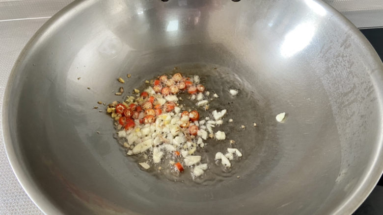 芹菜炒豆干➕芹菜腊肠炒香干,热锅冷油,下小米辣蒜蓉姜末小火煸香