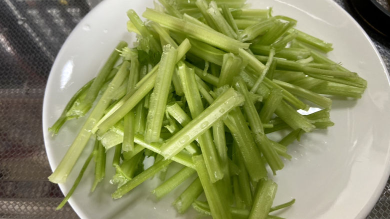 芹菜炒豆干➕芹菜腊肠炒香干,芹菜去芹菜叶,去筋,择好,掰小段,已经