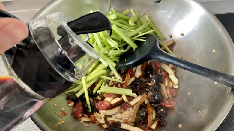 芹菜炒豆干➕芹菜腊肠炒香干,调味:一汤匙<a style='color:red;display:inline-block;' href='/shicai/ 788'>生抽</a>