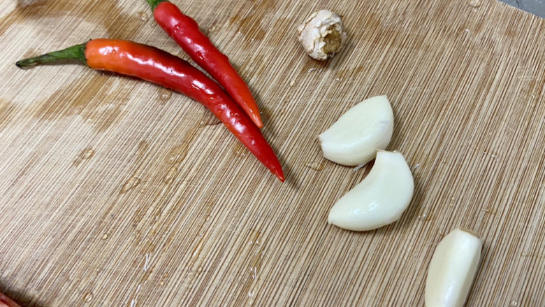 芹菜炒豆干➕芹菜腊肠炒香干,小米辣洗净,姜搓洗干净,蒜剥皮