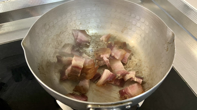 酸豆角炒腊肉,锅中适量食用油,下腊肉,小火煸炒出油