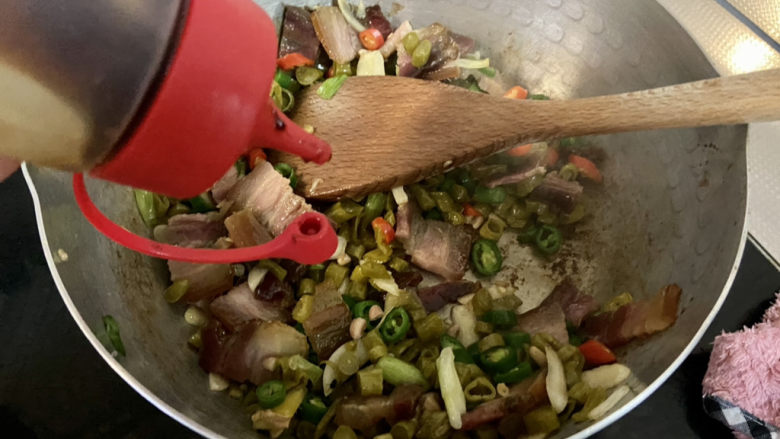 酸豆角炒腊肉,加入半汤匙<a style='color:red;display:inline-block;' href='/shicai/ 721'>蚝油</a>翻炒断生