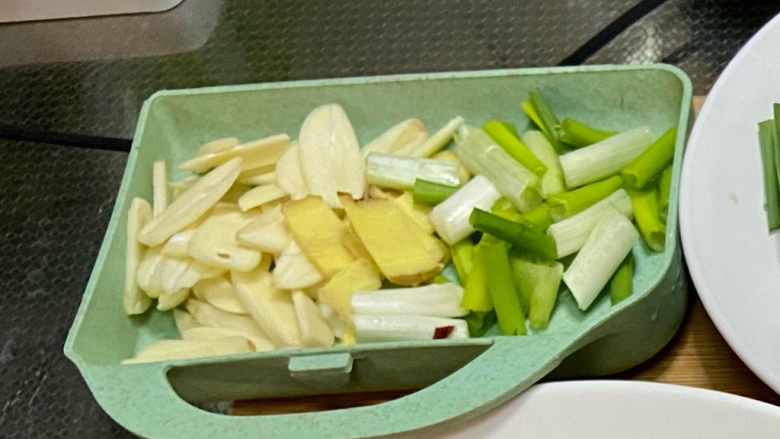 酸豆角炒腊肉,姜清洗切片,蒜剥皮切片,小葱清洗切段
