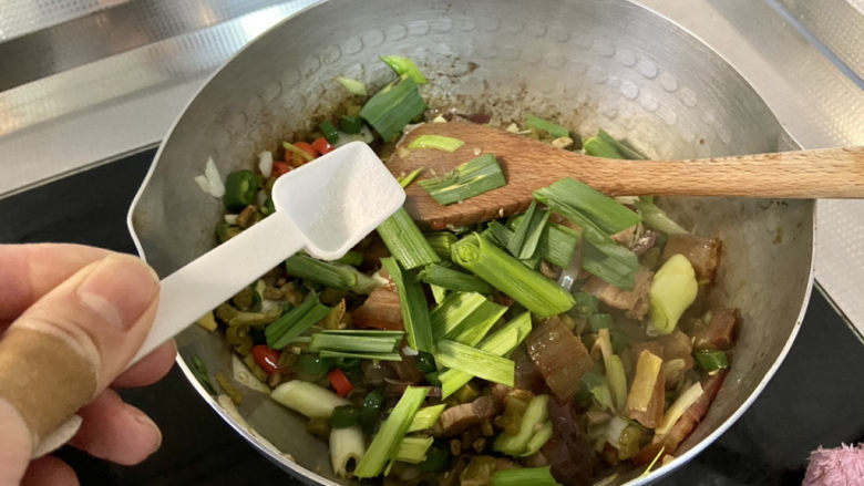酸豆角炒腊肉,加入蒜叶,尝下咸淡,如果觉得淡,可以补充少许盐,翻炒均匀出锅