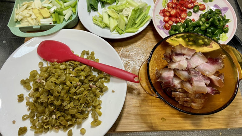 酸豆角炒腊肉,全部食材准备好