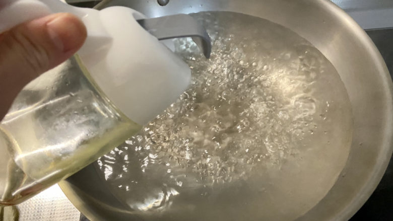 雪菜四季豆➕雪菜肉末四季豆,坐锅烧水,水开加食用油