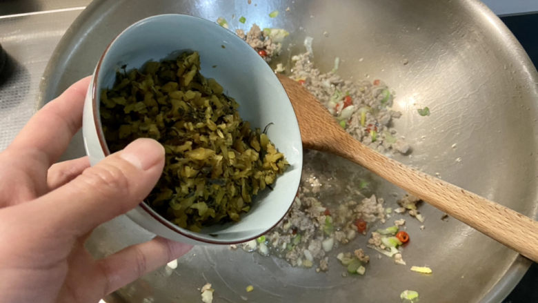 雪菜四季豆➕雪菜肉末四季豆,下雪菜,中火煸炒,炒干水分