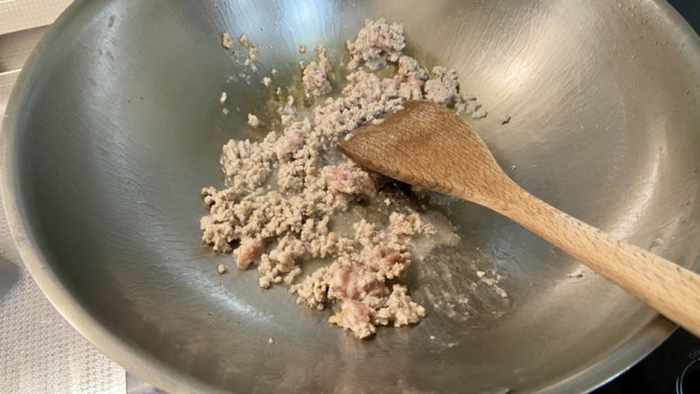 雪菜四季豆➕雪菜肉末四季豆,热锅冷油,下五花肉末,中小火煸炒出油