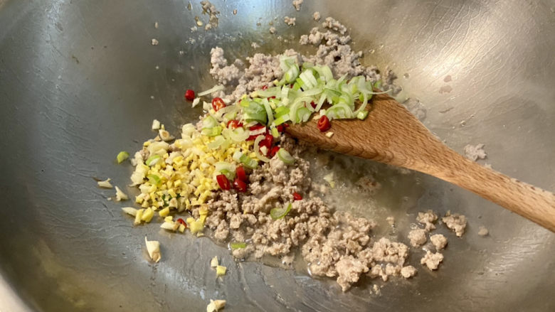 雪菜四季豆➕雪菜肉末四季豆,下姜末蒜末小米辣葱末,小火煸香