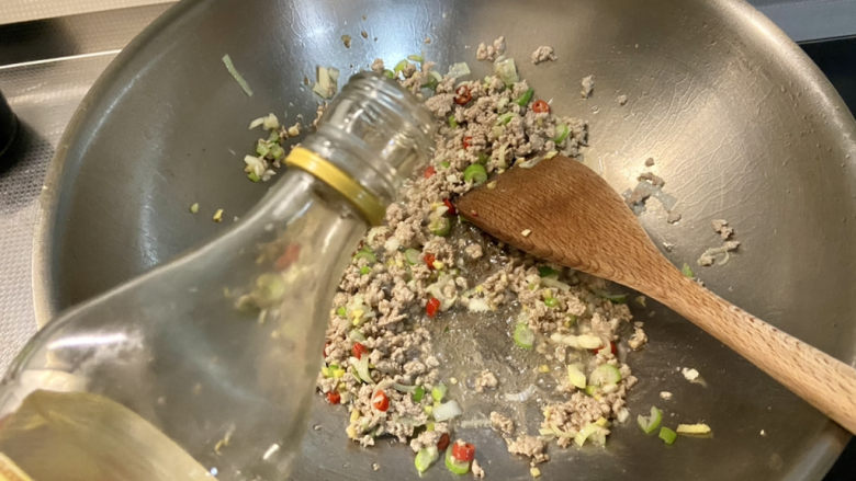 雪菜四季豆➕雪菜肉末四季豆,淋一茶匙<a style='color:red;display:inline-block;' href='/shicai/ 718'>料酒</a>,煸炒去腥