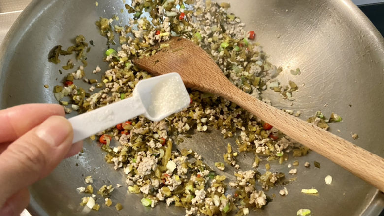 雪菜四季豆➕雪菜肉末四季豆,加半茶匙<a style='color:red;display:inline-block;' href='/shicai/ 3729'>白糖</a>,提鲜,中和雪菜的盐份,以免过咸