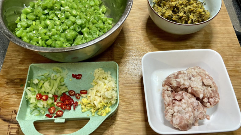 雪菜四季豆➕雪菜肉末四季豆,全部食材准备好