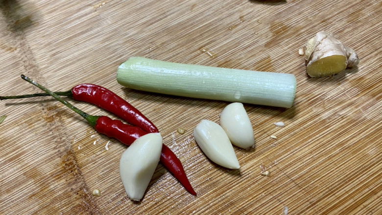 雪菜四季豆➕雪菜肉末四季豆,葱白洗净,蒜剥皮,小米辣洗净,姜搓洗干净