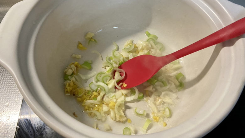 牛肉粉丝煲➕肥牛金针粉丝煲,热锅冷油,下姜末蒜蓉葱白小火煸香
